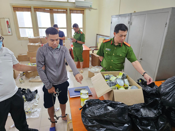Đối tượng Nguyễn Hồ Hùng cùng tang vật. Triệt phá đường dây vận chuyển 179 kg thuốc lắc từ Đức về Việt Nam -0