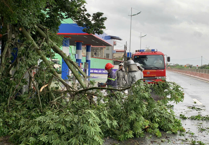 Hà Nội: Tâm bão chưa về, Cảnh sát liên tục nhận tin báo cứu nạn cứu hộ ảnh 2 Hà Nội: Tâm bão chưa về, Cảnh sát đã nhận hơn 70 tin báo cứu nạn cứu hộ -0