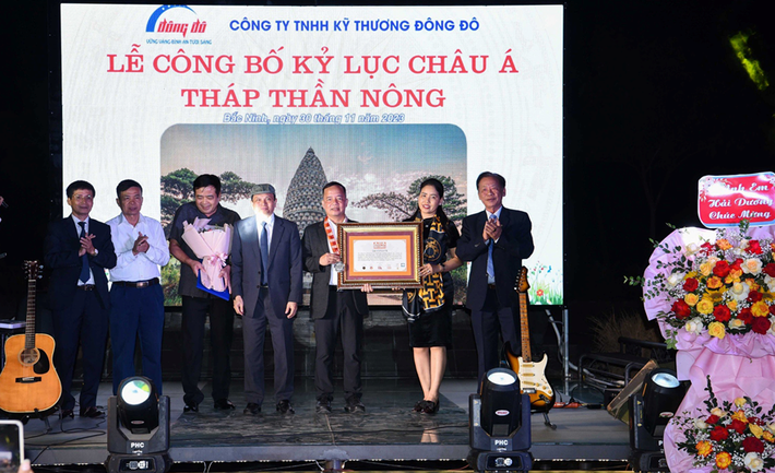Hội đồng Xác lập kỷ lục Việt Nam (VietKings) đã trao giấy chứng nhận kỷ lục châu Á đối với Tháp cối đá (Tháp Thần Nông) tạo hình hạt lúa lớn nhất Việt Nam. Ảnh: ITN Bắc Ninh: Tháp Thần Nông được vinh danh kỷ lục châu Á -0