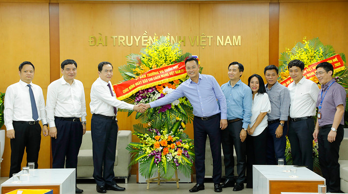 Thay mặt Lãnh đạo Quốc hội, Phó Chủ tịch Thường trực Quốc hội tặng lẵng hoa chúc mừng tập thể lãnh đạo, cán bộ, người lao động VTV nhân Ngày Báo chí Cách mạng Việt Nam. Ảnh: Hồ Long Sớm trở thành đài truyền hình có “thương hiệu” trong khu vực, vươn tầm quốc tế -0
