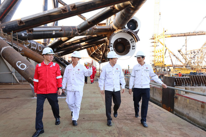Chủ tịch HĐTV Petrovietnam Lê Mạnh Hùng thị sát công trường dự án. Ảnh: MH Khởi công thi công biển và ghi nhận 2,3 triệu giờ an toàn -0