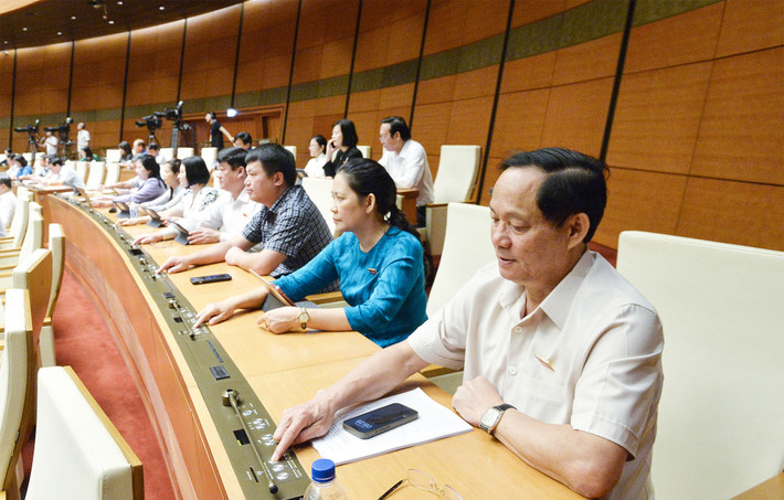 Các đại biểu Quốc hội bấm nút thông qua Nghị quyết của Quốc hội về chủ trương đầu tư Dự án đầu tư xây dựng đường cao tốc Bắc - Nam phía Tây. Ảnh: Hồ Long Quốc hội thông qua Nghị quyết của Quốc hội về chủ trương đầu tư Dự án đầu tư xây dựng đường cao tốc Bắc - Nam phía Tây -0