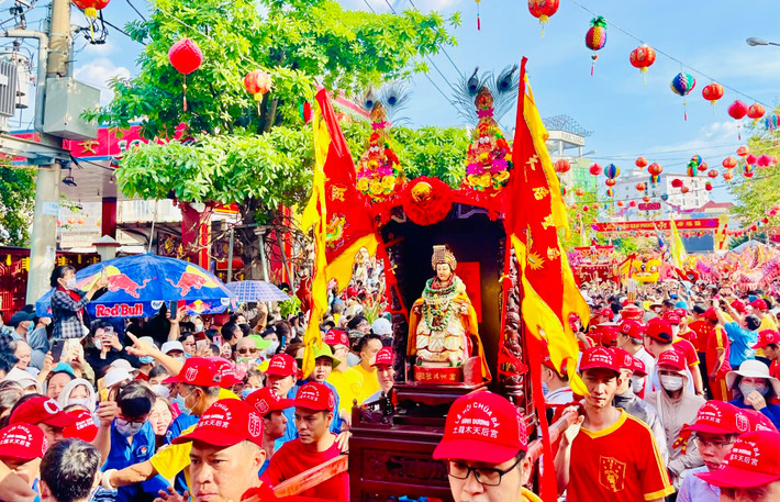 Tâm điểm của lễ hội là nghi thức rước cộ (kiệu) Bà Thiên Hậu Hàng vạn người tham gia Lễ rước kiệu Bà Thiên Hậu ở Bình Dương