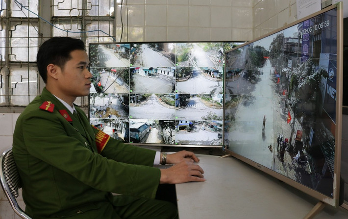 Cán bộ Công an thị trấn Tân Uyên giám sát qua hệ thống camera Hiệu quả từ phong trào Toàn dân bảo vệ an ninh Tổ quốc -0