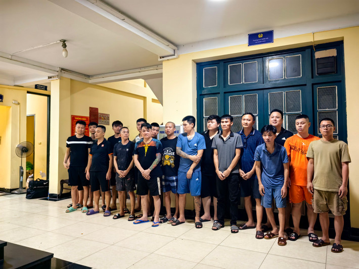 Các đối tượng bị bắt giữ. Triệt phá đường dây cá độ bóng đá giao dịch lên đến 500 tỷ đồng -0