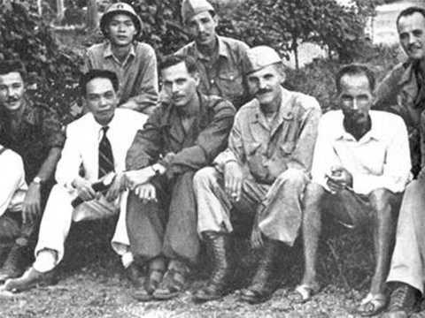 Chủ tịch Hồ Chí Minh với nhóm tình báo Con nai của Mỹ tại Tân Trào năm 1945. Ảnh tư liệu Chủ tịch Hồ Chí Minh với nhóm tình báo Con nai của Mỹ tại Tân Trào năm 1945 - Ảnh tư liệu
