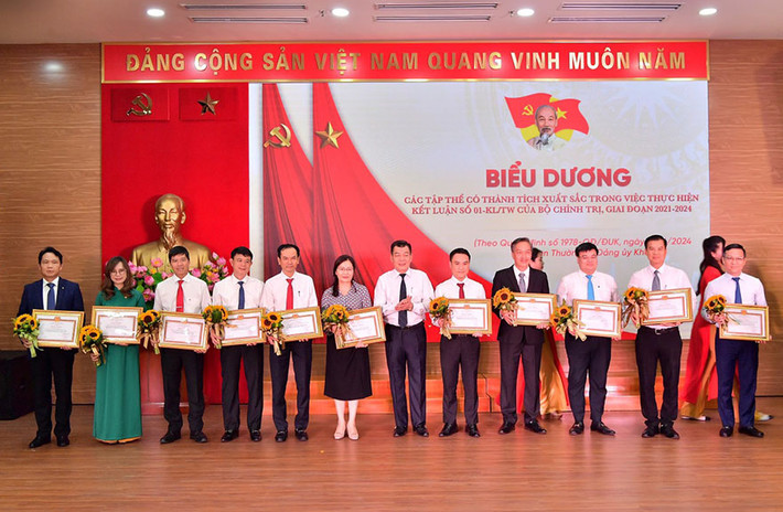 Đại diện Đảng bộ Agribank Chi nhánh Lâm Đồng (thứ ba từ trái sang) nhận Bằng khen. Đảng ủy Agribank đạt thành tích xuất sắc tiêu biểu Giải Búa liềm vàng -0