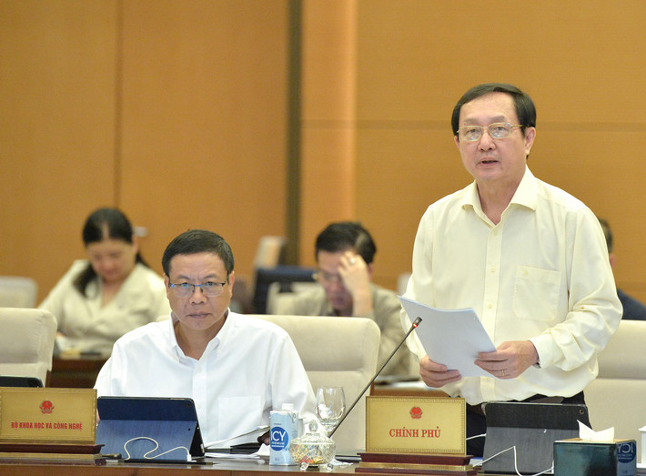 Bộ trưởng Bộ Khoa học và Công nghệ Huỳnh Thành Đạt trình bày Tờ trình dự án Luật sửa đổi, bổ sung một số điều của Luật Tiêu chuẩn và quy chuẩn kỹ thuật. Ảnh: Hồ Long Cụ thể hóa các chính sách của Nhà nước để phát triển tiêu chuẩn và quy chuẩn -0