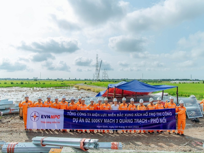 Lãnh đạo EVN dành sự quan tâm, động viên, khích lệ tinh thần của các thành viên trong Tổ xung kích. Ảnh NPC Công ty Điện lực Nam Định đẩy nhanh tiến độ dự án đường dây 500kV mạch 3 -0
