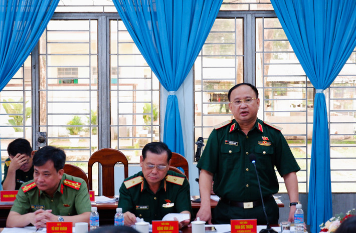 Đoàn khảo sát của Ủy ban Quốc phòng và An ninh làm việc với UBND tỉnh Bình Phước ảnh 2 Ủy viên Thường trực Ủy ban Quốc phòng và An ninh, Thiếu tướng Trần Đức Thuận phát biểu tại cuộc làm việc