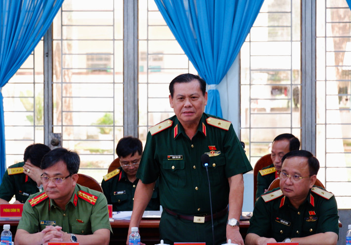 Đoàn khảo sát của Ủy ban Quốc phòng và An ninh làm việc với UBND tỉnh Bình Phước ảnh 3 Phó Tư lệnh Quân khu 7, Thiếu tướng Đặng Văn Lẫm phát biểu tại cuộc làm việc