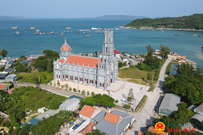 Xã Thanh Lân hội tụ các giá trị văn hóa truyền thống nổi bật điển hình như văn hóa của cộng đồng Năm 2015, xã đảo Thanh Lân khởi công xây dựng nhà thờ (đây cũng là điểm du lịch không thể bỏ qua khi đến Thanh Lân) Quảng Ninh: Chiêm ngưỡng “viên ngọc ẩn” vùng Đông Bắc – đảo Thanh Lân