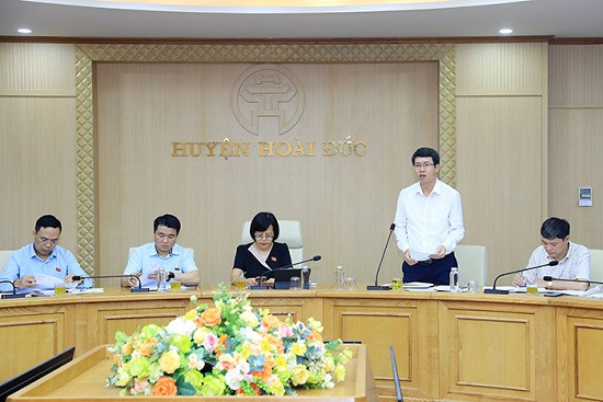 Lãnh đạo huyện Hoài Đức phát biểu làm rõ một số vấn đề Đoàn giám sát quan tâm. Ảnh: Hà Thành Lãnh đạo huyện Hoài Đức phát biểu làm rõ một số vấn đề Đoàn giám sát quan tâm - ảnh: Hà Thành
