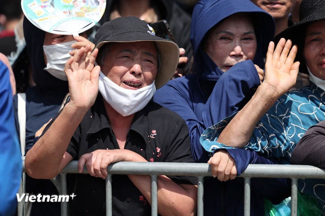 Người dân bật khóc hô vang tên và tiễn biệt Tổng Bí thư. (Ảnh: Minh Sơn/Vietnam+) Người dân cả nước thương tiếc nhà lãnh đạo tài năng, đức độ -0