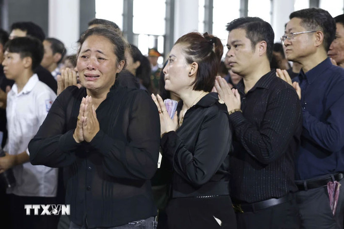 Người dân bày tỏ lòng tiếc thương Tổng Bí thư Nguyễn Phú Trọng. Ảnh: TTXVN Người dân cả nước thương tiếc nhà lãnh đạo tài năng, đức độ -0