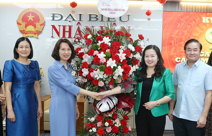 Đại diện Bộ Y tế và tỉnh Bắc Giang thăm, chúc mừng Báo Đại biểu Nhân dân ảnh 2 Đoàn Bộ Y tế và tỉnh Bắc Giang thăm, chúc mừng Báo Đại biểu Nhân dân -0