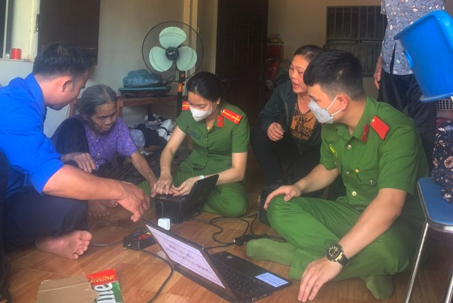 Công an thành phố Hà Nội tranh thủ thời gian cơ động đến nhà cấp CCCD cho các trường hợp già yếu khó đi lại Ảnh: ANTĐ 45 xã, phường hoàn thành chỉ tiêu cấp căn cước công dân -0