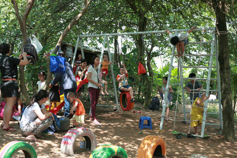 Sân chơi cho trẻ em ở bãi giữa sông Hồng, Hà Nội Nguồn: Hanoimoi.com.vn Sân chơi cho trẻ em ở bãi giữa sông Hồng, Hà Nội - Nguồn: Hanoimoi.com.vn
