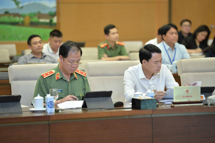 Các đại biểu dự phiên họp. Ảnh: Hồ Long Tạo bước đột phá trong áp dụng chính sách đặc thù, vượt trội với công nghiệp quốc phòng, an ninh -0