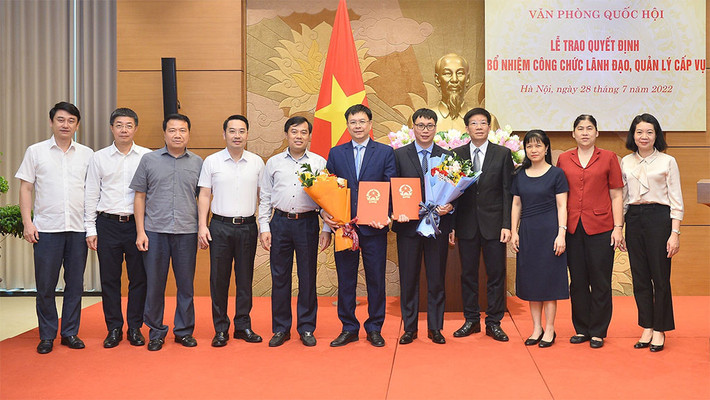 Văn phòng Quốc hội trao quyết định bổ nhiệm công chức lãnh đạo, quản lý cấp Vụ ảnh 3 Văn phòng Quốc hội trao quyết định bổ nhiệm công chức lãnh đạo, quản lý cấp Vụ -1
