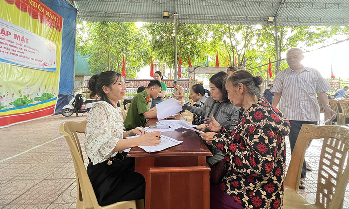 Chị Phan Thị Thanh Hoa đang tư vấn cho người dân. Ảnh: NH Lan tỏa hạnh phúc của người làm công tác an sinh xã hội -0