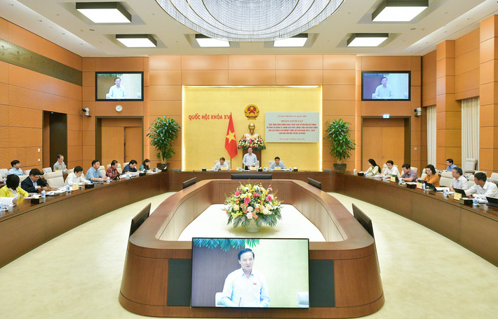 Quang cảnh cuộc làm việc Phó Chủ tịch Quốc hội Nguyễn Khắc Định chủ trì làm việc với các bộ, cơ quan thuộc lĩnh vực xã hội, khoa học công nghệ về thực hiện pháp luật về đơn vị sự nghiệp công lập