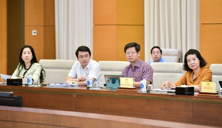 Các đại biểu tại cuộc làm việc Phó Chủ tịch Quốc hội Nguyễn Khắc Định chủ trì làm việc với các bộ, cơ quan thuộc lĩnh vực xã hội, khoa học công nghệ về thực hiện pháp luật về đơn vị sự nghiệp công lập