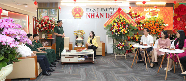 Phó Chủ nhiệm chính trị Bộ Tổng tham mưu, Bộ Quốc phòng, Đại tá Phạm Văn Hùng thăm và chúc mừng Báo Đại biểu Nhân dân. Ảnh: Khánh Duy Lãnh đạo Đảng, Nhà nước và các bộ, ngành, địa phương chúc mừng Báo Đại biểu Nhân dân -0