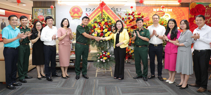Phó Chủ nhiệm chính trị Bộ Tổng tham mưu, Bộ Quốc phòng, Đại tá Phạm Văn Hùng tặng hoa chúc mừng Báo Đại biểu Nhân dân nhân kỷ niệm 99 năm Ngày Báo chí Cách mạng Việt Nam. Ảnh: Khánh Duy Lãnh đạo Đảng, Nhà nước và các bộ, ngành, địa phương chúc mừng Báo Đại biểu Nhân dân -0