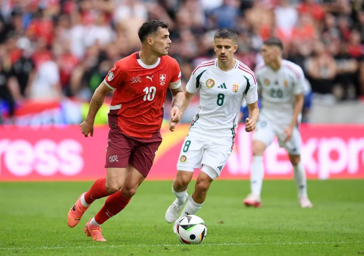 Granit Xhaka (áo đỏ) tiếp tục là người chỉ huy tuyến giữa của Thụy Sĩ. Ảnh: UEFA EURO 2024: Đức gặp phép thử, Croatia giải tỏa áp lực -0