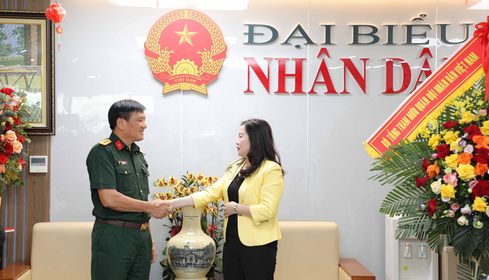 Phó Chủ nhiệm chính trị Bộ Tổng tham mưu, Bộ Quốc phòng, Đại tá Phạm Văn Hùng và Tổng Biên tập Báo Đại biểu Nhân dân Phạm Thị Thanh Huyền. Ảnh: Khánh Duy Lãnh đạo Đảng, Nhà nước và các bộ, ngành, địa phương chúc mừng Báo Đại biểu Nhân dân -0