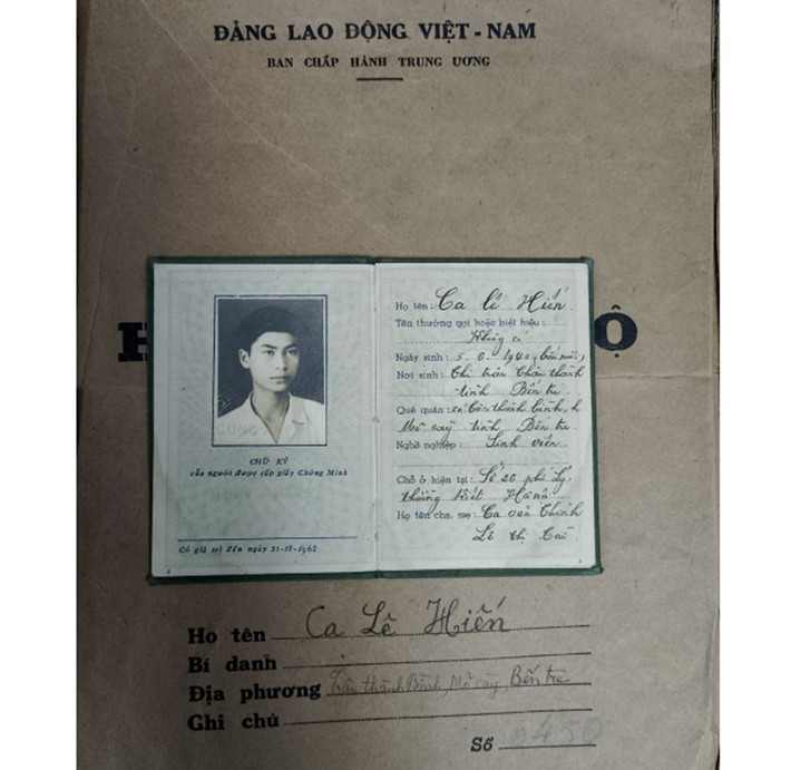 Hồ sơ của nhà thơ Lê Anh Xuân. Ảnh: TTLTQGIII Trao trả hồ sơ, kỷ vật gốc đi B của nhà thơ Lê Anh Xuân -0
