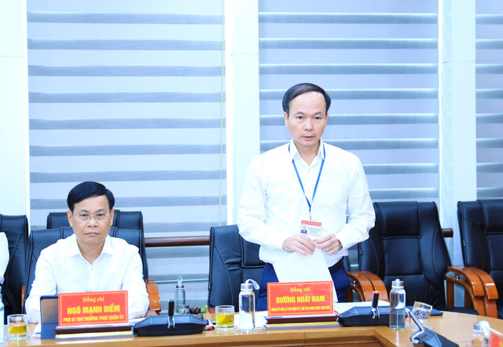 Bí thư Quận ủy Long Biên Đường Hoài Nam tiếp thu các ý kiến chỉ đạo. Ảnh: Q.T Quận Long Biên (Hà Nội): Tập trung rà soát các mục tiêu nhiệm vụ, hoàn thành các chương trình, kế hoạch, mục tiêu đã đề ra -0