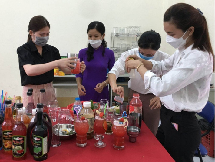 Người lao động học nghề pha chế thức uống tại Trung tâm GDNN-GDTX quận Ô Môn. Nguồn: ITN Hỗ trợ việc làm cho hơn 40 nghìn lao động nông thôn trong 9 tháng năm 2023 -0