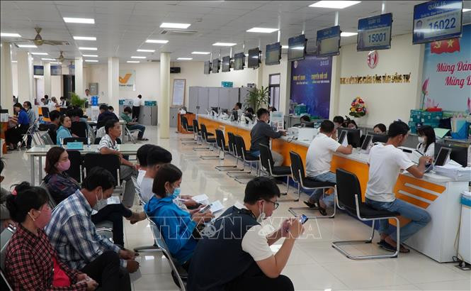 Cắt giảm, đơn giản thủ tục hành chính phải thực chất ảnh 1 Người dân đến làm thủ tục hành chính tại Trung tâm Hành chính công tỉnh Đồng Tháp. Ảnh minh họa: Nhựt An/TTXVN