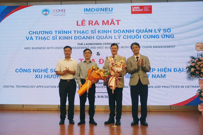 Lãnh đạo Trường Đại học Kinh tế Quốc dân cùng GS Ray Priest và ông Vũ Hoàng Liên Trường ĐH Kinh tế Quốc dân ra mắt 2 chương trình Thạc sĩ hợp tác với ĐH West of England -0