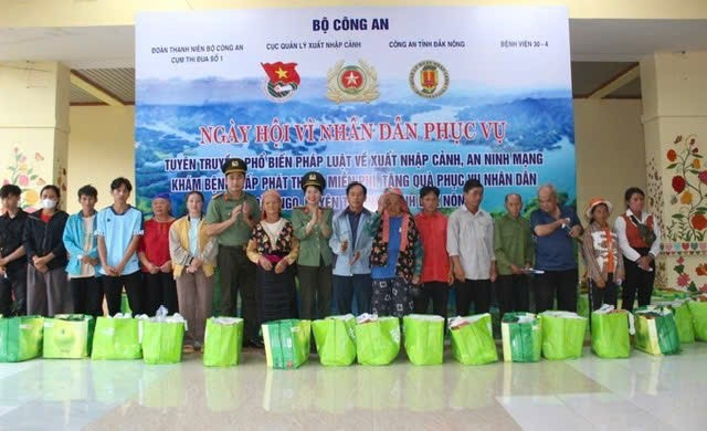 Đoàn trao tặng quà, đèn năng lượng mặt trời cho người dân xã Đắk Ngo Đắk Nông: Tuổi trẻ Công an nhân dân tổ chức chương trình “Ngày hội Vì Nhân dân phục vụ” -0