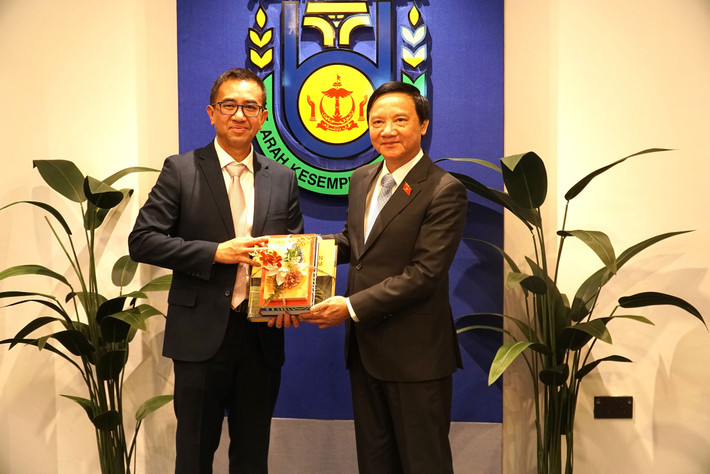 Phó Chủ tịch Quốc hội Nguyễn Khắc Định trao sách tặng Phó Hiệu trưởng Đại học Quốc gia Brunei (UBD), Tiến sỹ Hazri bin Haji Kifle. Ảnh: TTXVN Phó Chủ tịch Quốc hội Nguyễn Khắc Định thăm Đại học Quốc gia Brunei -0