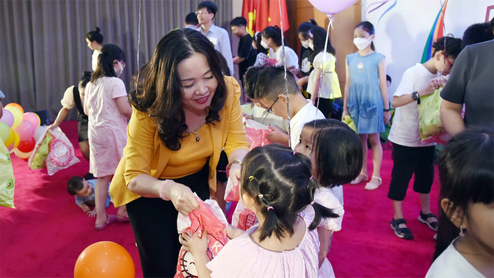 Bí thư Đảng ủy, Tổng biên tập Báo Đại biểu Nhân dân Phạm Thị Thanh Huyền tặng quà cho con em cán bộ, viên chức và người lao động đang công tác tại Báo. Báo Đại biểu Nhân dân tổ chức Tết 1.6 cho con em cán bộ, viên chức và người lao động -1