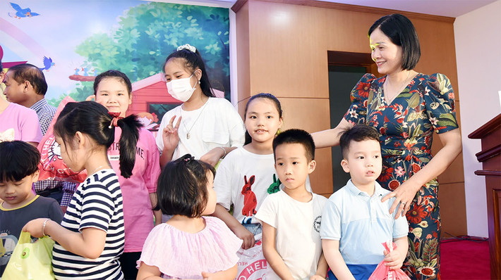 Trưởng Ban Trị sự Nguyễn Thị Minh Hằng tặng quà cho con em cán bộ, viên chức và người lao động đang công tác tại Báo. Báo Đại biểu Nhân dân tổ chức Tết 1.6 cho con em cán bộ, viên chức và người lao động -5