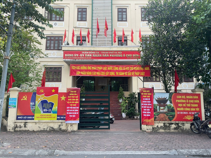 Cờ, băng rôn tuyên truyền trước cổng trụ sở phường Ô Chợ Dừa Lan tỏa sâu rộng tinh thần thượng tôn pháp luật -0