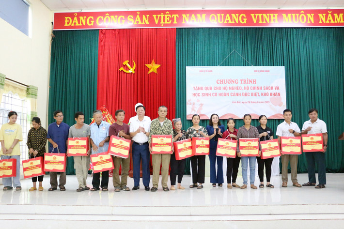 Phó Trưởng Đoàn chuyên trách phụ trách Đoàn ĐBQH Đặng Bích Ngọc và Phó Chủ tịch UBND tỉnh Nguyễn Văn Chương trao tặng quà cho hộ nghèo, hộ chính sách huyện Kim Bôi Đoàn ĐBQH tỉnh Hòa Bình TXCT sau Kỳ họp thứ Năm tại huyện Kim Bôi -0
