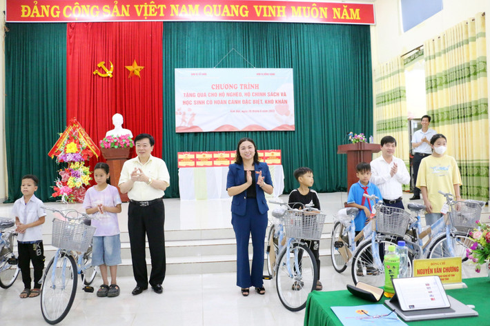 Đoàn ĐBQH tỉnh Hòa Bình và Phó Chủ tịch UBND tỉnh Nguyễn Văn Chương trao tặng xe đạp cho học sinh có hoàn cảnh đặc biệt, khó khăn Đoàn ĐBQH tỉnh Hòa Bình TXCT sau Kỳ họp thứ Năm tại huyện Kim Bôi -0