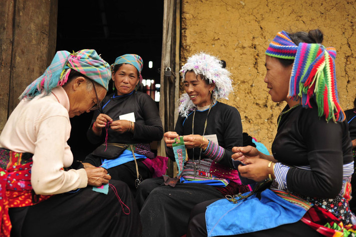 Kỹ thuật thêu ghép vải trổ thủng là nét đặc trưng của các nhóm dân tộc Mông trắng. Ảnh: Craft Link Độc đáo nghệ thuật thêu ghép vải -0
