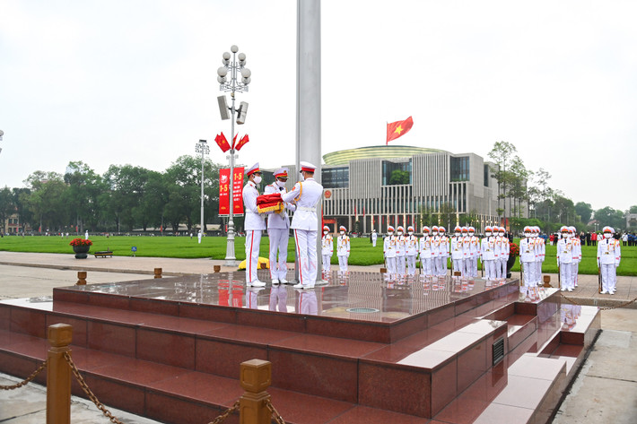 Trang nghiêm lễ thượng cờ tại quảng trường Ba Đình nhân dịp 47 năm ngày thống nhất đất nước ảnh 14 Trang nghiêm lễ thượng cờ tại quảng trường Ba Đình nhân dịp 47 năm ngày thống nhất đất nước -0