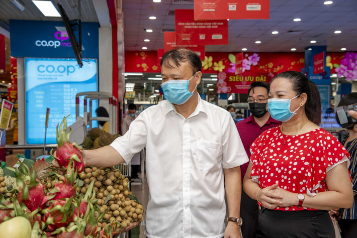 Thứ trưởng Bộ Công thương Đỗ Thắng Hải kiểm tra việc cung ứng hàng hóa, bình ổn thị trường tại hệ thống siêu thị Co.opmart Hà Nội. Ảnh: ITN Hàng Việt chiếm ưu thế tại siêu thị, đáp ứng nhu cầu người dân dịp Tết Nguyên đán -0