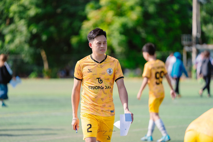 Trưởng Đoàn FC Thanh Giang Trần Đức Thắng luôn theo dõi sát sao đội bóng Bế mạc Giải bóng đá Thanh Chương Open lần thứ XI năm 2023 -0