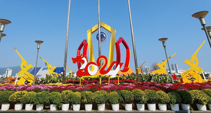 Việc trang trí hoa ở khu vực đối diện 42 Bạch Đằng đã gần như hoàn tất Rực rỡ đường hoa Tết đón “Rồng vàng” ở Đà Nẵng