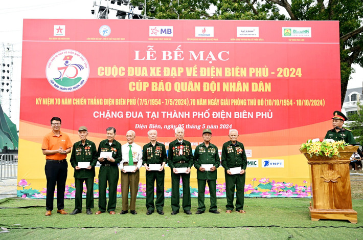 Ông Vũ Mạnh Quý – Giám đốc SHB Sơn La (ngoài cùng bên trái) đại diện ngân hàng trực tiếp thăm hỏi và tri ân tới các Cựu chiến binh SHB dành hơn 11 tỷ đồng thực hiện nhiều hoạt động xã hội tại tỉnh Điện Biên nhân kỷ niệm 70 năm chiến thắng Điện Biên Phủ -0