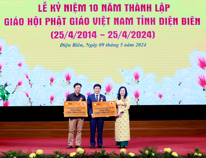 Bà Ngô Thu Hà – Tổng Giám đốc SHB trao tặng 02 công trình lớp học tại các trường phổ thông dân tộc bán trú tiểu học xã Sín Chải và xã Phình Giàng, tỉnh Điện Biên SHB dành hơn 11 tỷ đồng thực hiện nhiều hoạt động xã hội tại tỉnh Điện Biên nhân kỷ niệm 70 năm chiến thắng Điện Biên Phủ -0